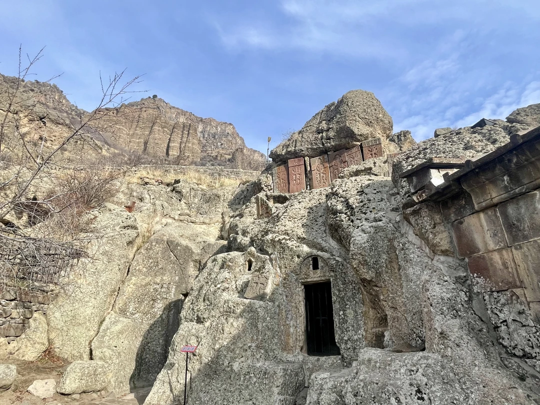 Конец декабря 2025 подарил ещё одну замечательную экскурсию — поездку в Гарни, Гегард и к озеру