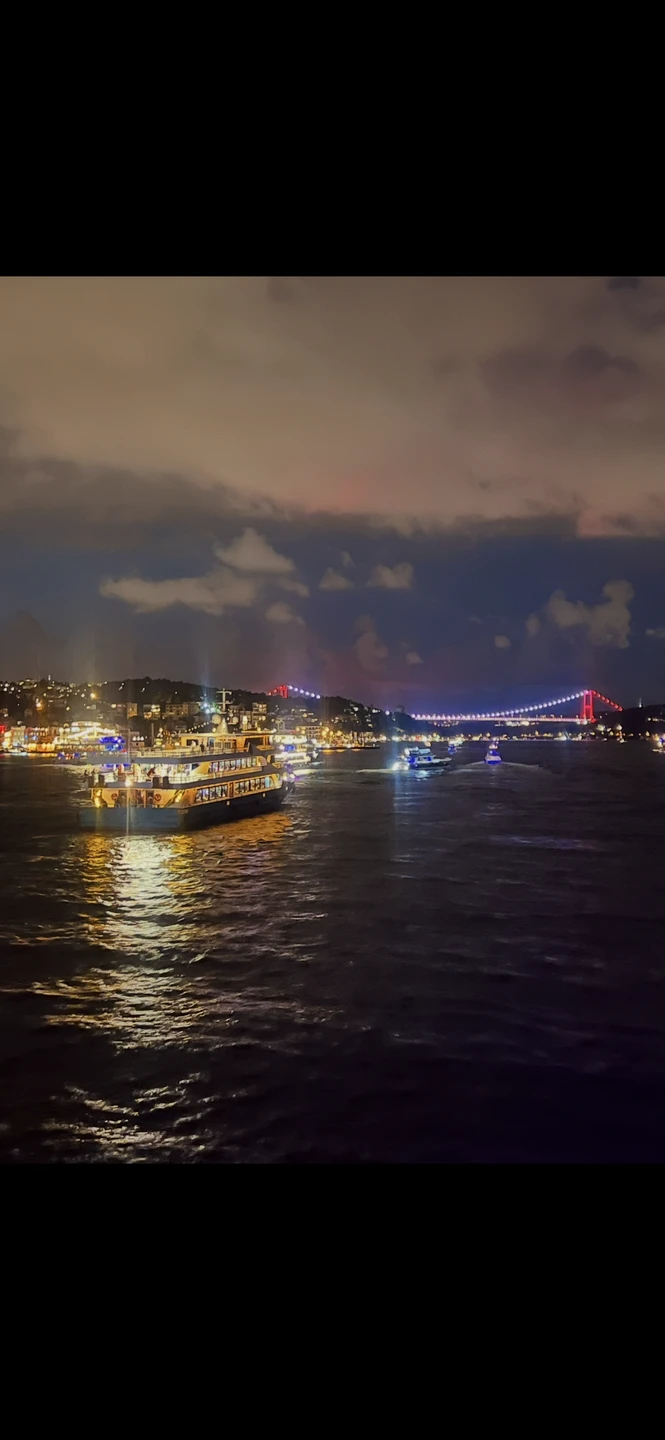 Незабываемый вечер на Босфоре! 🚢 Три часа пролетели как одно мгновение. С палубы открывались потрясающие виды!