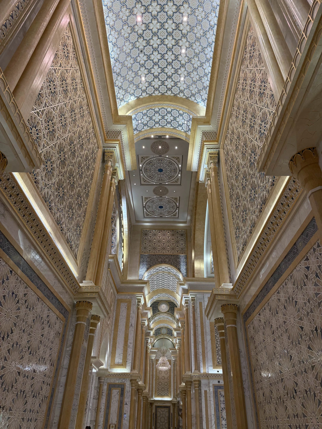 Доброго времени суток ☀️Съездили в Абу-Даби из Аджмана, нашим гидом был Амир. Машина комфортная, ехали в