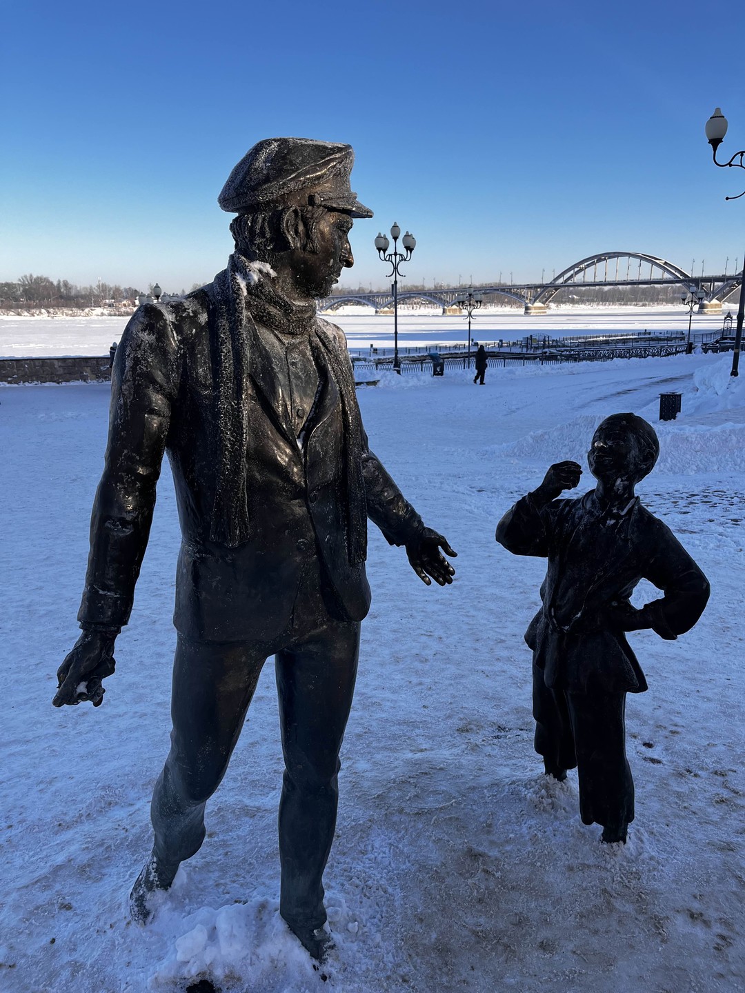 Сергей прекрасный рассказчик. Маршрут недлинный, но интересный. Мы были на экскурсии 6 января. На улице -15С.