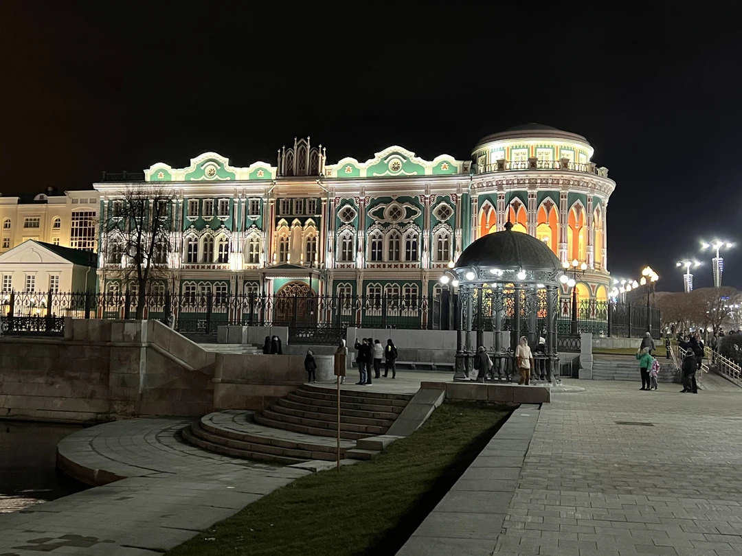 Поскольку в городе по работе, нужна была именно вечерняя экскурсия. Все прошло идеально, очень интересный рассказ