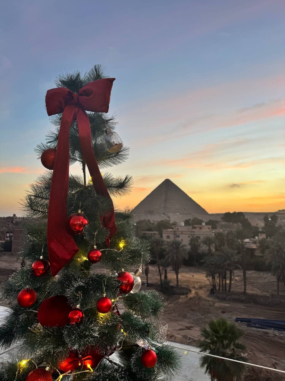 В Каире нас сопровождал гид Ахмед. Гид спланировал нашу экскурсию таким образом, чтобы мы успели посмотреть