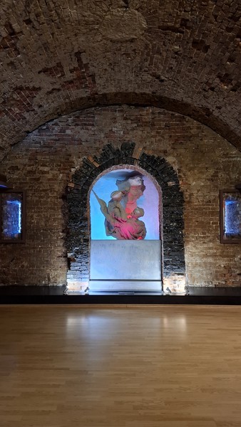 Очень понравилась экскурсия! Гид Иван вёл интересный рассказ во время движения к месту. Первой локаций была