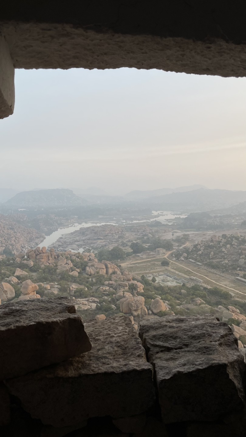 Все понравилось)Водитель который у нас был на белой тойоте очень учтивый и доброжелательный ему прям отдельный