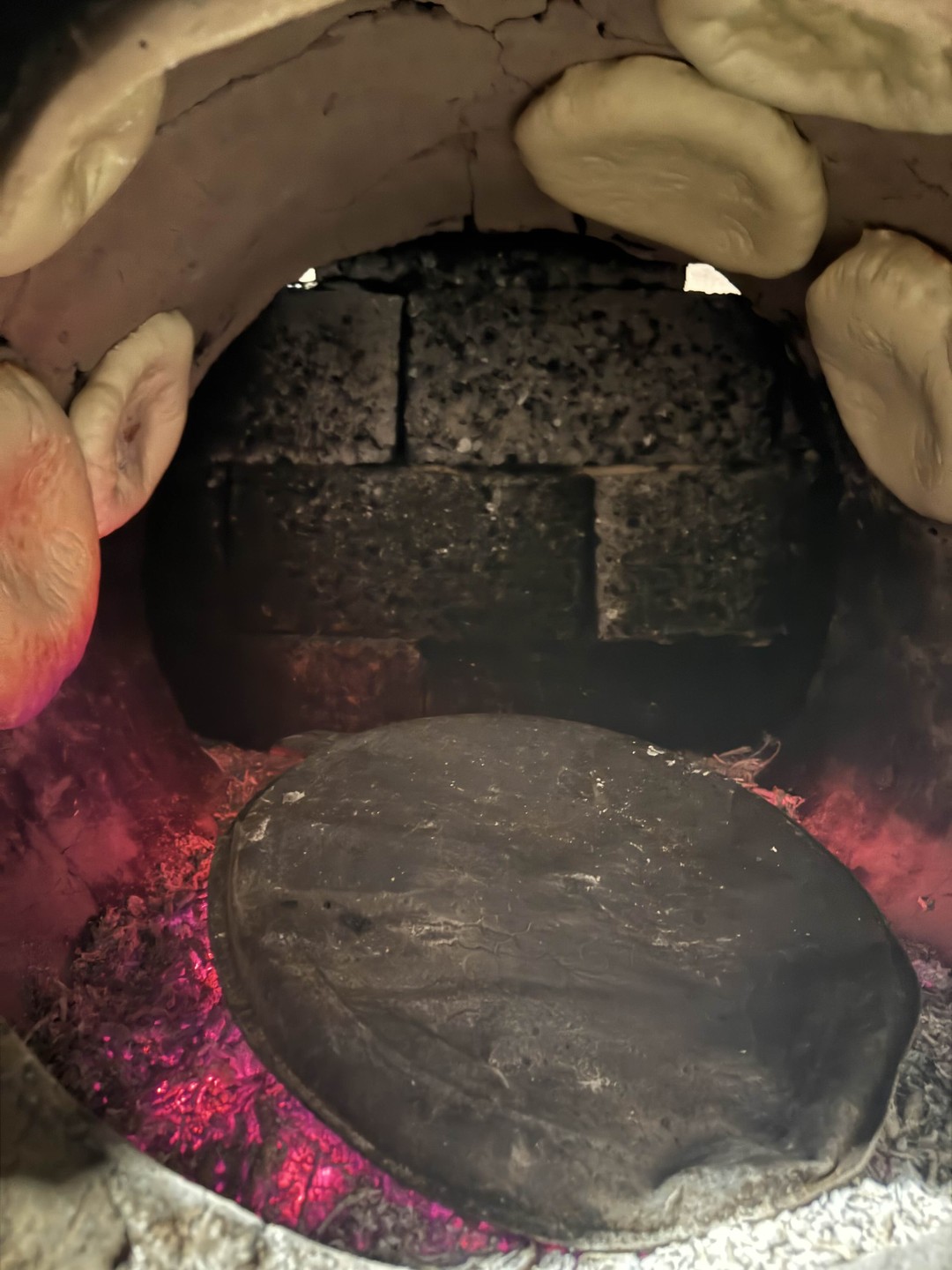 Попали в настоящую семью, в обычный узбекский быт, к милым и открытым людям. Прошли весь цикл приготовления плова, рекомендую такую экскурсию!