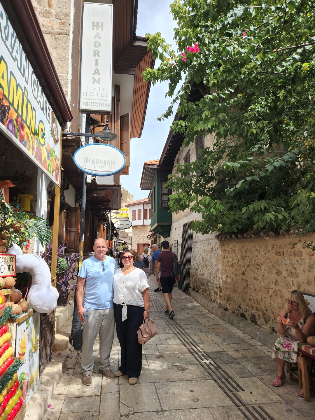 Познавали Анталью с Викторией. Она нас забрала прямо из отеля, сюда и привезла. Отличная, познавательная прогулка