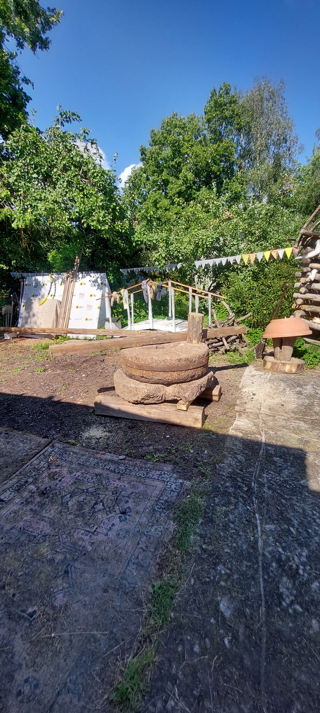 Музей каменных жерновов в Великом Новгороде (Мария)