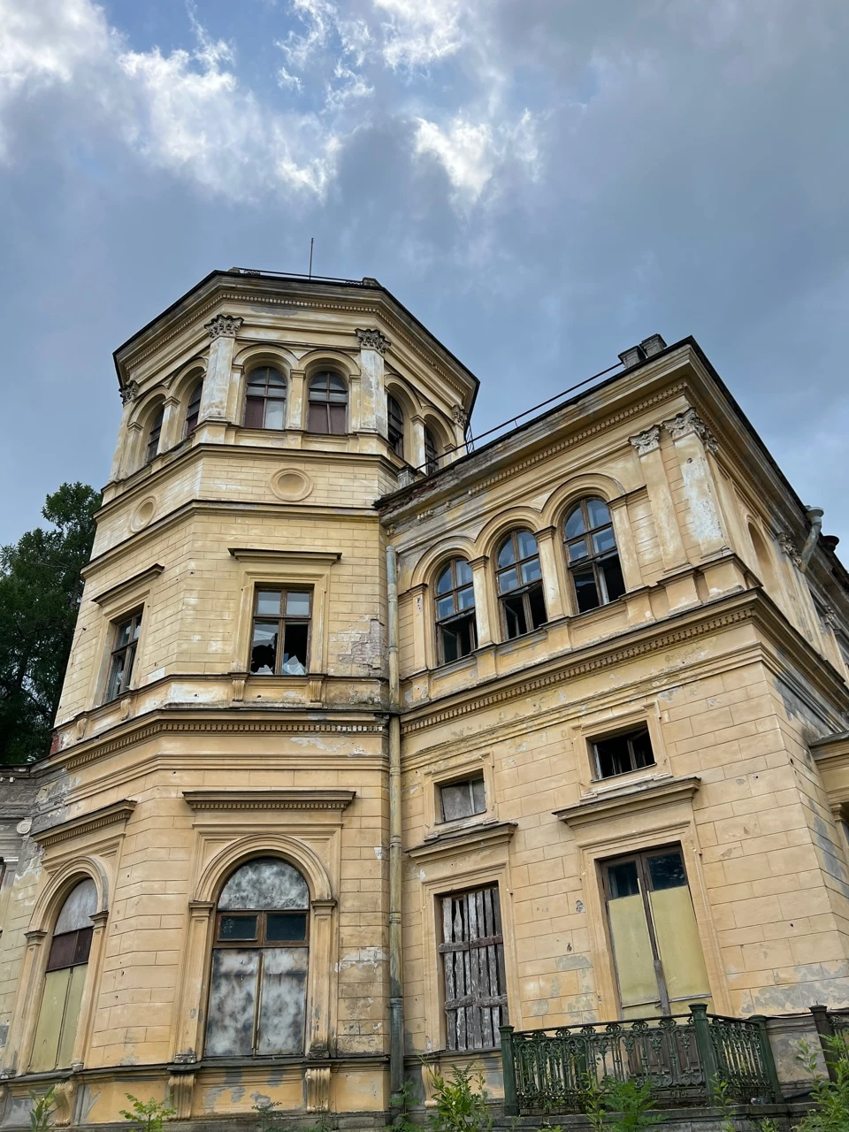 Благодарю Веду за ее увлекательный рассказ про Романовых (особенно любовные истории)) и эти заброшенные усадьбы-дачи. Внутрь