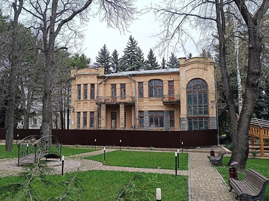 Спасибо Анне за комплексный подход к проведению экскурсии, это не просто тур по дачам, а погружение