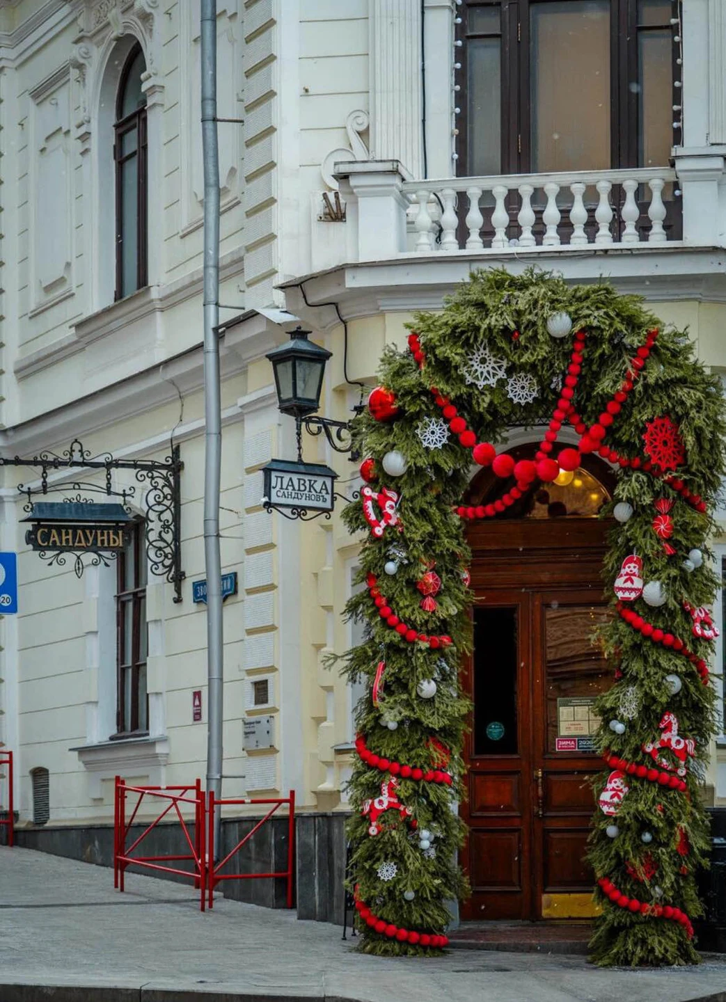 Мы не просто гуляли, а смотрели на знакомые места по-новому, открывая самые эффектные украшения. Гид была