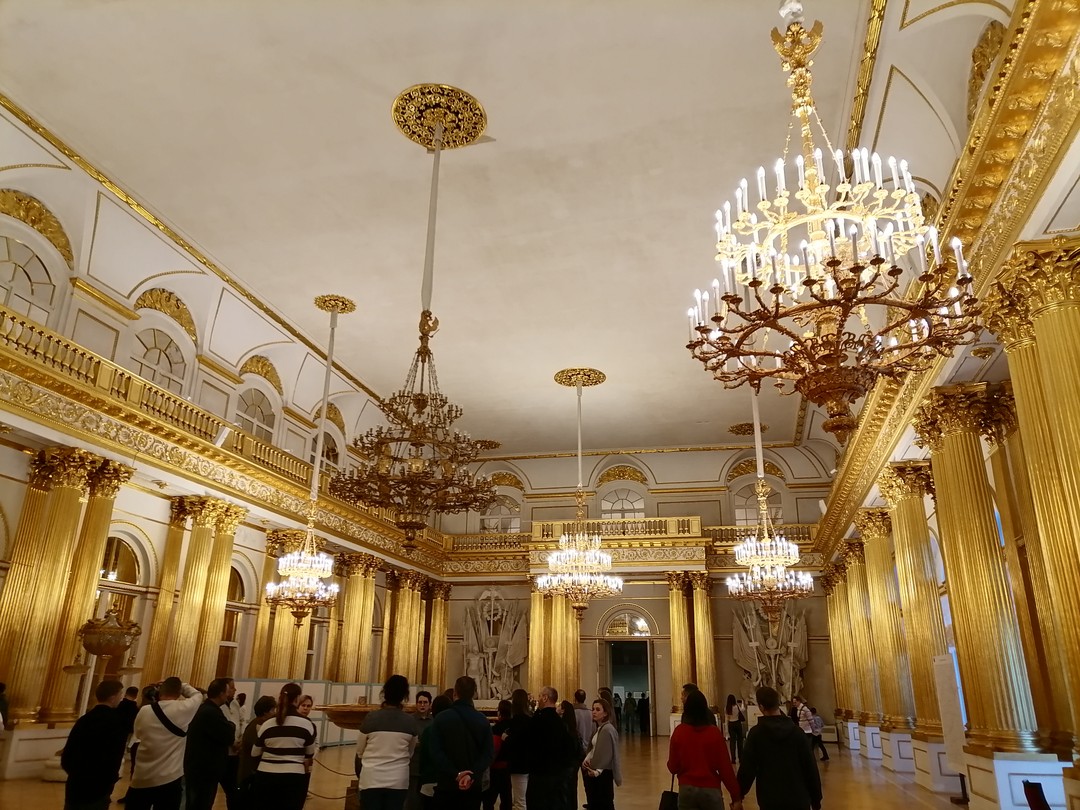 Экскурсию провела Марина. Очень увлекательно! Мы были в мини группе, поэтому очень комфортно, всё слышно и