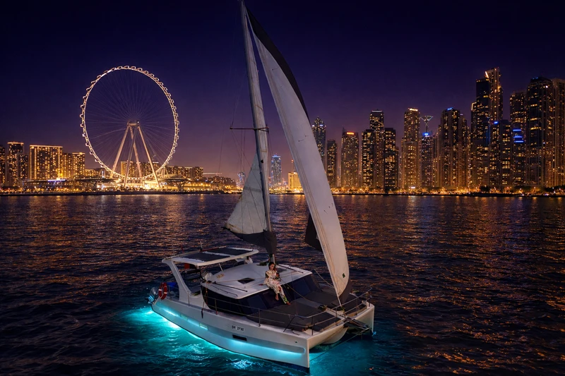 Огни ночного Дубая: прогулка на яхте под парусом