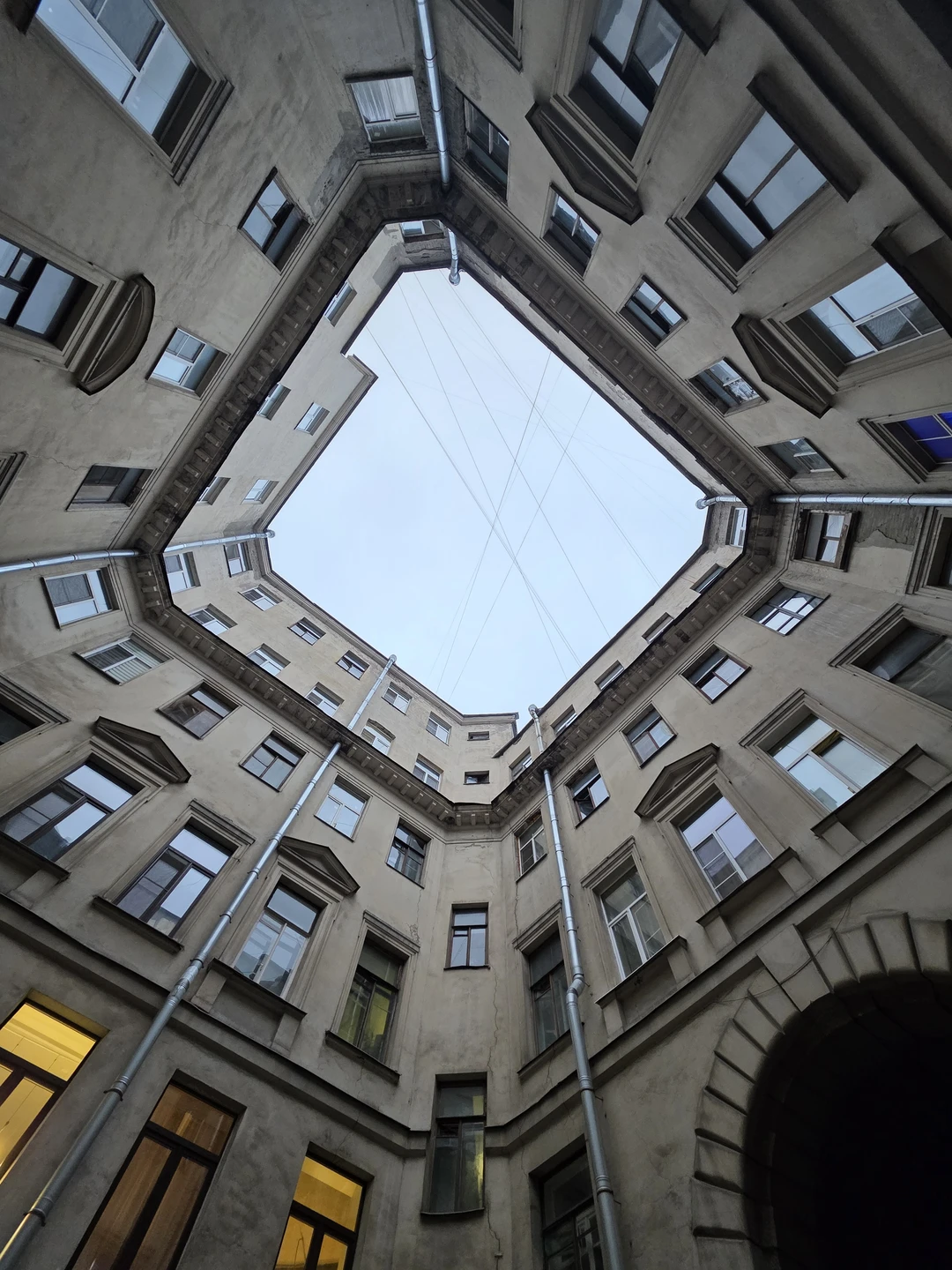 Секреты и лабиринты Петроградской стороны: дворы, парадные, легенды (Сергей)