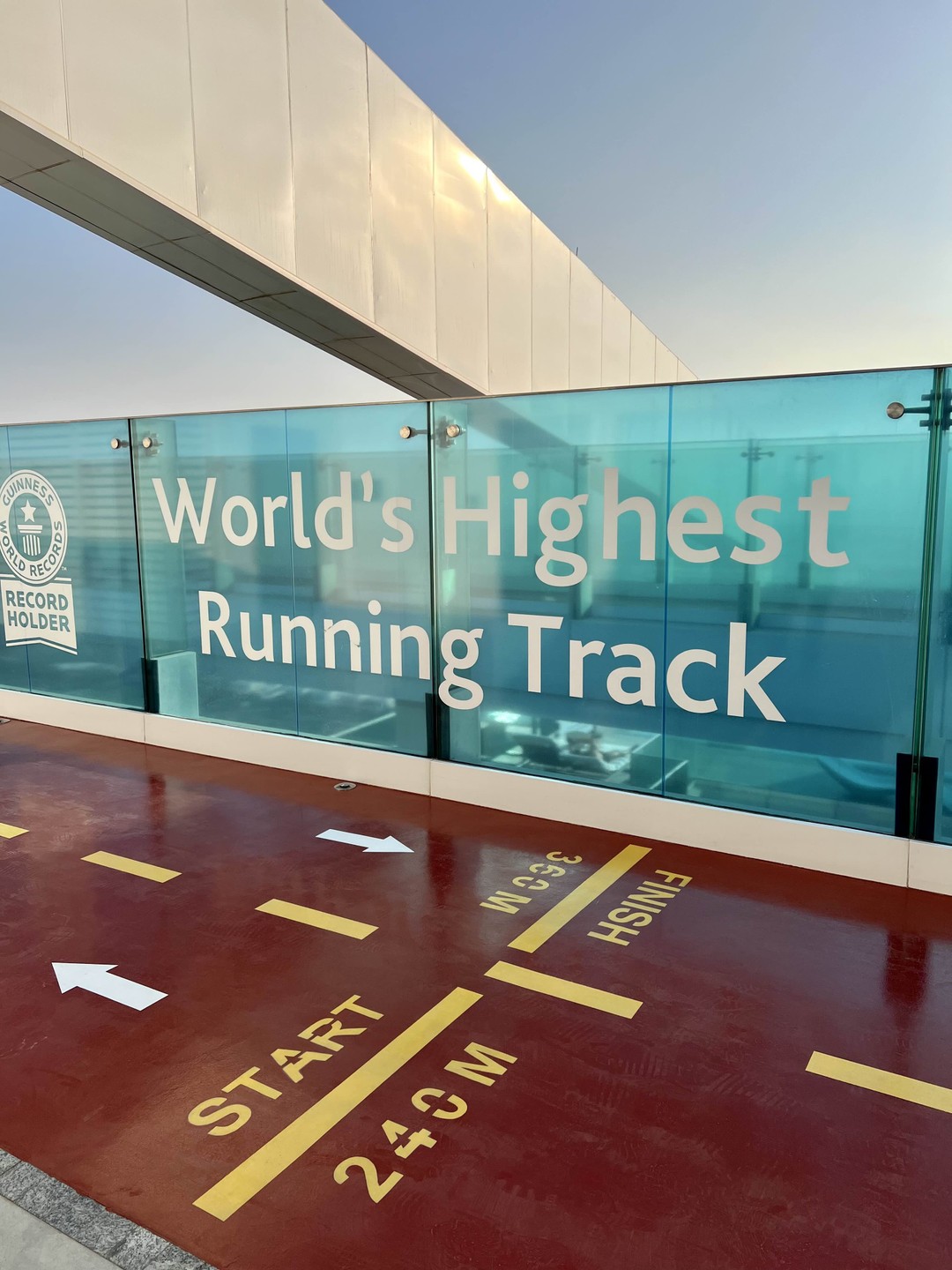 Очень интересно. Великоленый вид сверху на новый и старый Дубай. Александр рассказывает много интересной информации. Всем советую посетить