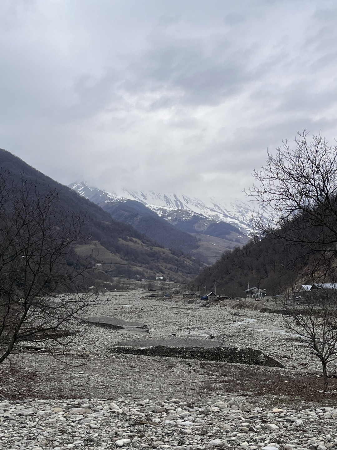 Всем рекомендую хотя бы раз побывать в зимних-послезимних горах. У Дианы не получилось провести экскурсию, но