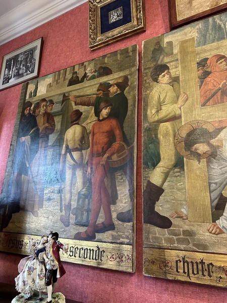 интересная, познавательная экскурсия внутри старинного дома. Много антиквариата с которыми было ознакомиться, узнать историю