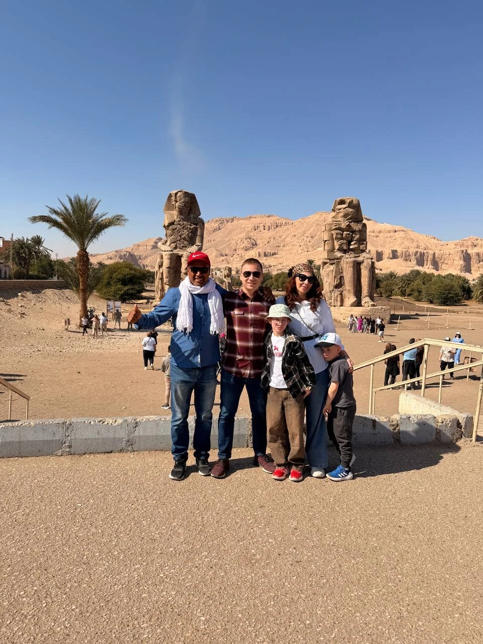 18 января мы с семьей посетили чудесный город Луксор с прекрасным гидом Хамадом номер заказа 6073210