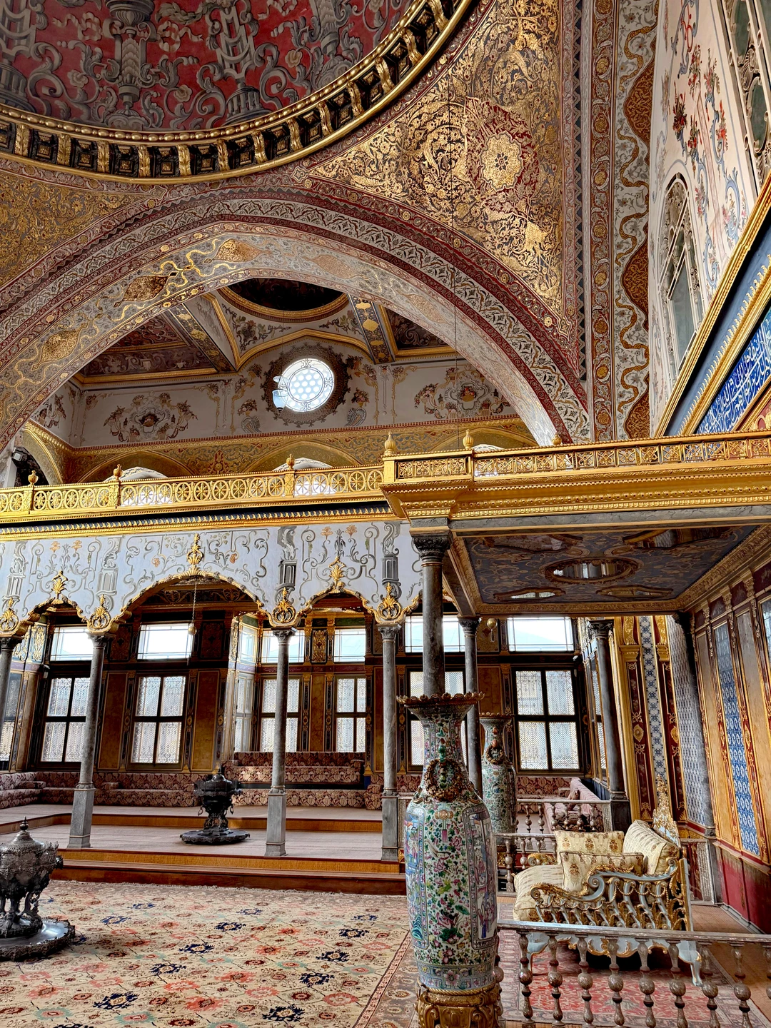 Посетили Дворец Топкапы с экскурсоводом Рашидом. 3 часа пролетели незаметно. Рашид - грамотный специалист, настолько интересно