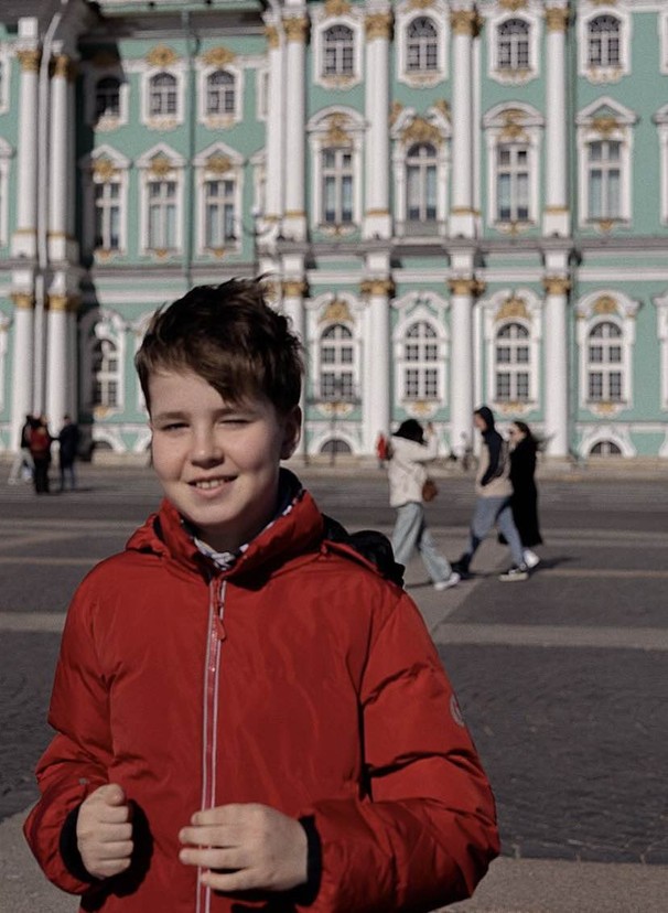 Когда я выбирала фотопрогулку, передо мной стояла непростая задача. Я приехала в Санкт-Петербург с сыном-подростком, который