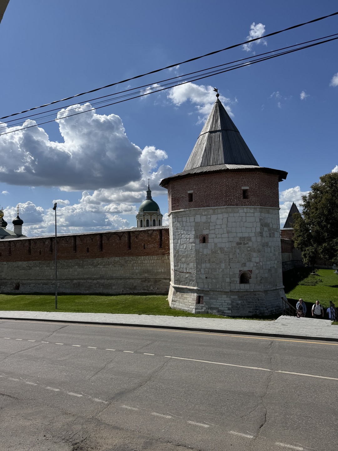 Экскурсия прошла в очень дружеском формате, складывалось ощущение что гид Юлия-свой человек. Мы прошлись по центру
