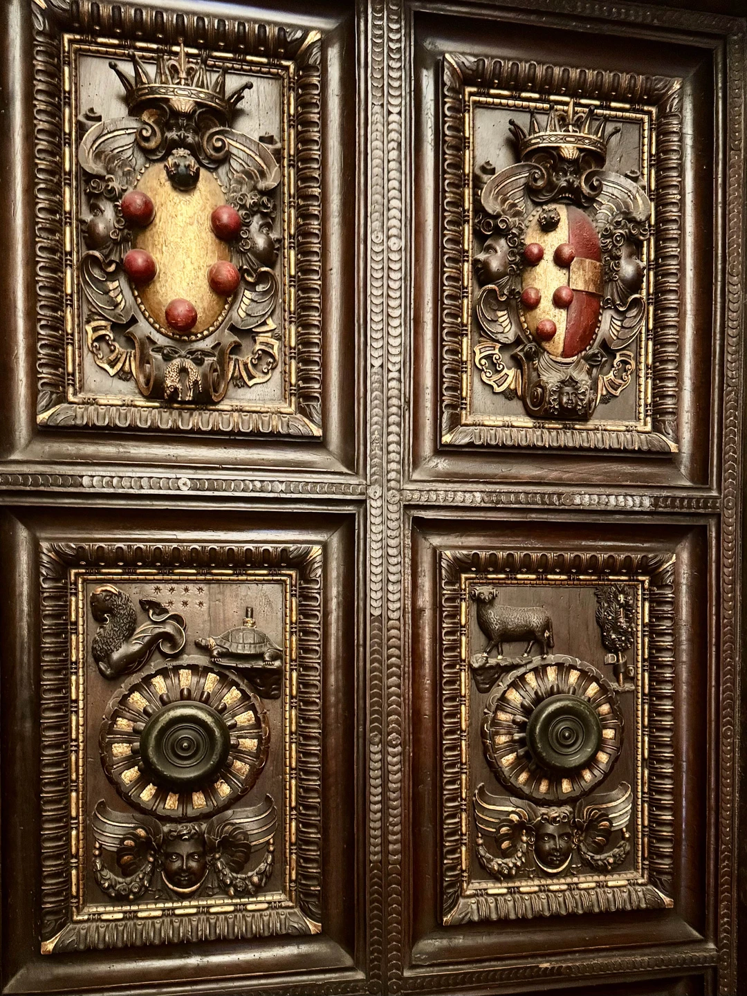 Галина прекрасный гид с искусствоведческим образованием, который учтет все ваши пожелания, прекрасный и тактичный собеседник. Экскурсия