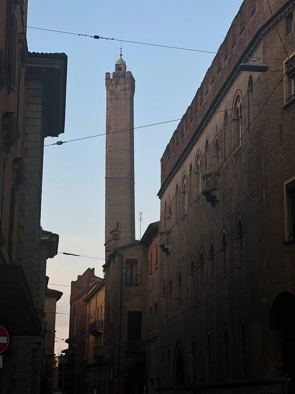 Приятная прогулка по городу оставила исключительно положительные впечатления. Мы посетили ключевые достопримечательности, а увлекательная подача исторической