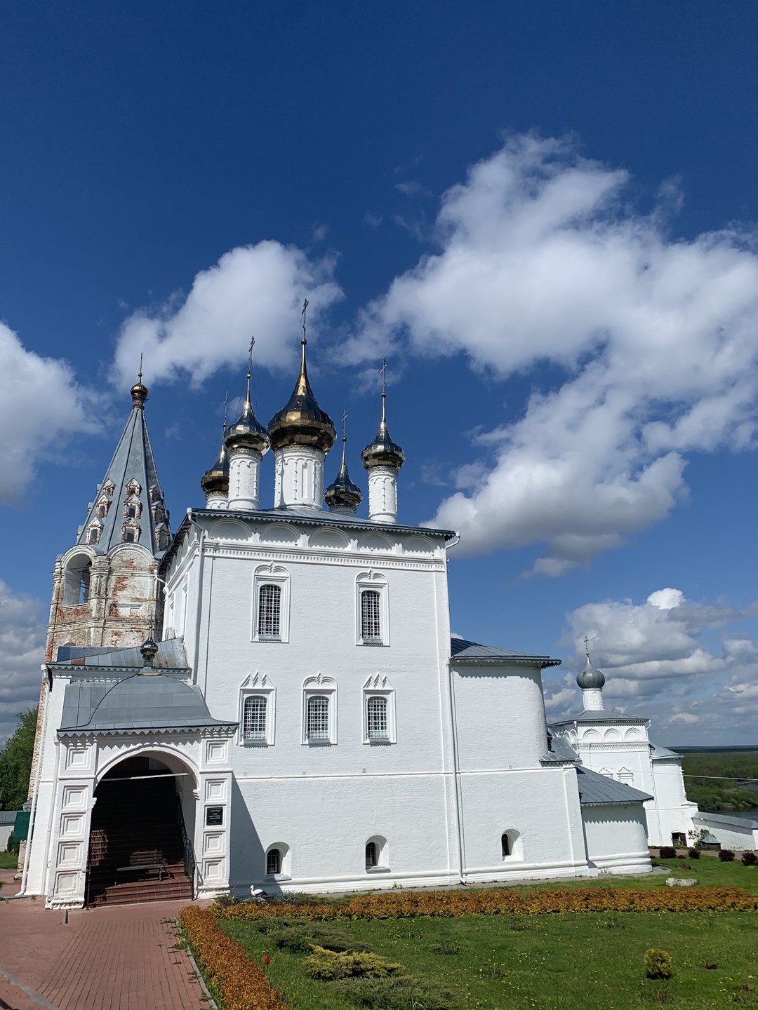 Были на экскурсии 11.05.25, экскурсовод Андрей. Очень понравилось. Андрей знает и любит свой город. Много интересных