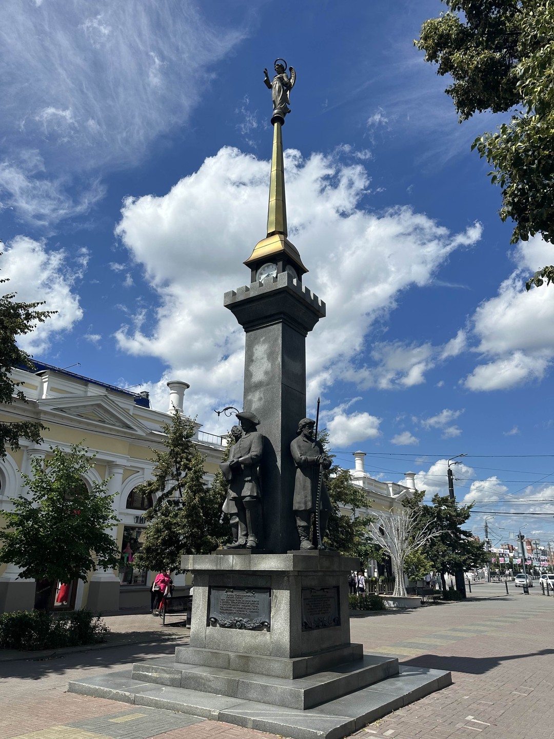 Экскурсию проводил Александр Ермолаевич. Спасибо ему большое за очень интересный рассказ и любовь к своему городу