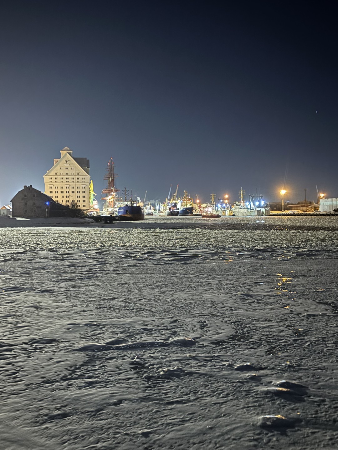 Павел - разносторонний человек и отличный гид. Было интересно и познавательно. Даже в порту побывали:) Спасибо!