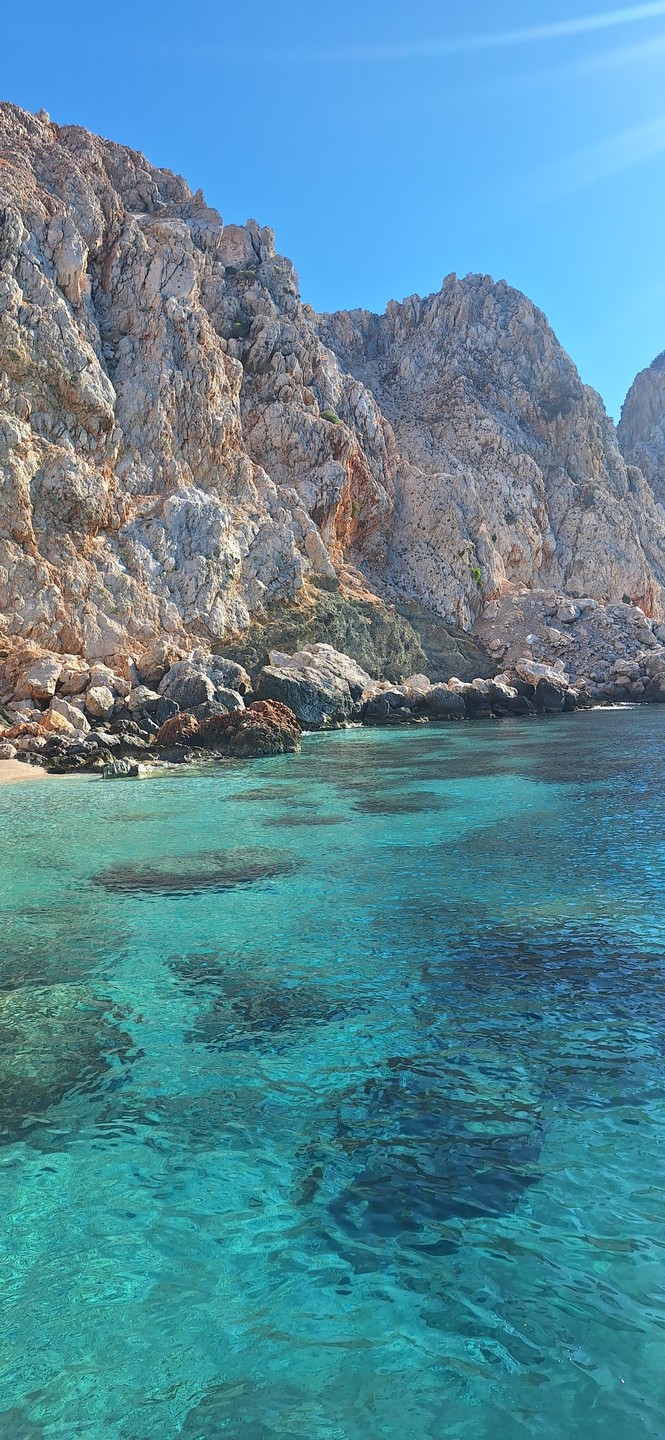 Прекрасная прогулка! По маршруту было 2 остановки по часу на пляже с небесно-голубой водой! Вдоволь наплавались