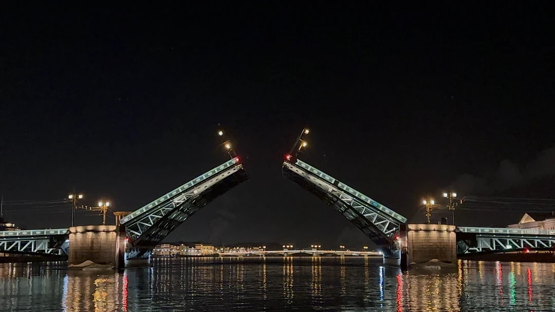 Спасибо за экскурсию, ночной Питер и на теплоходе, это просто слов нет, как потрясающе 😍. Я