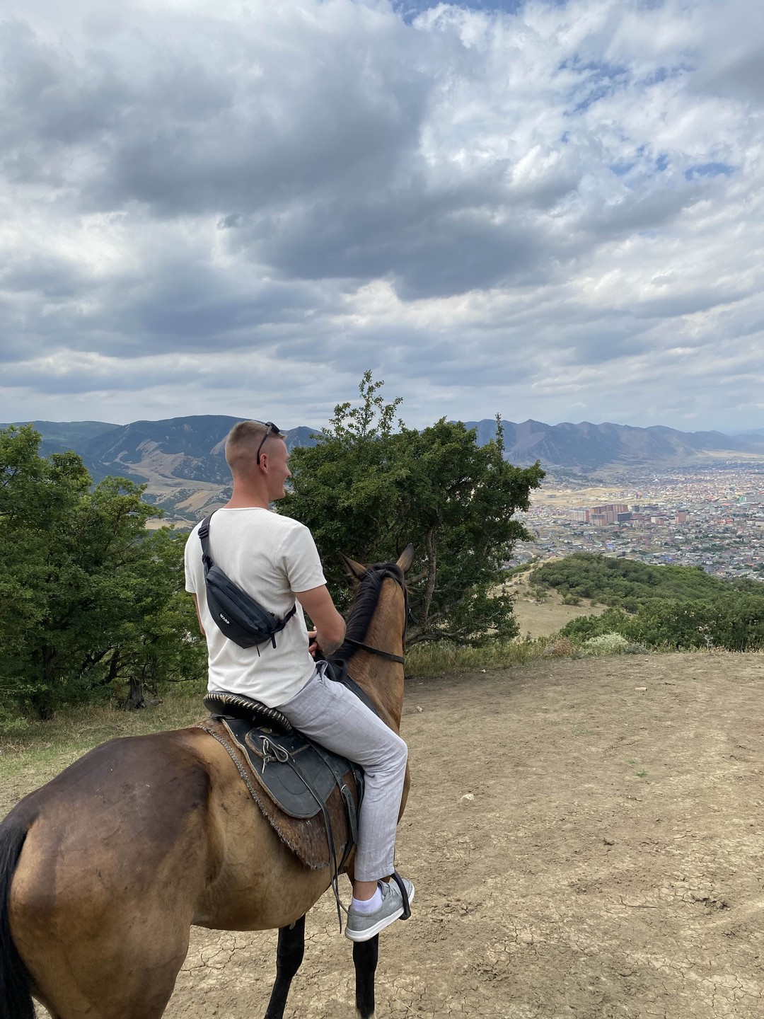 Мы идём с конём: прогулки на лошадях в Агачауле (Аделя)