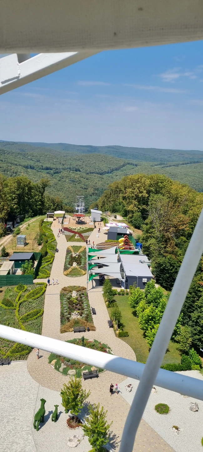 Отличная прогулка, посмотрели все основные достопримечательности Горячего ключа, покатались на канатке и колесе обозрения, попробовали местные