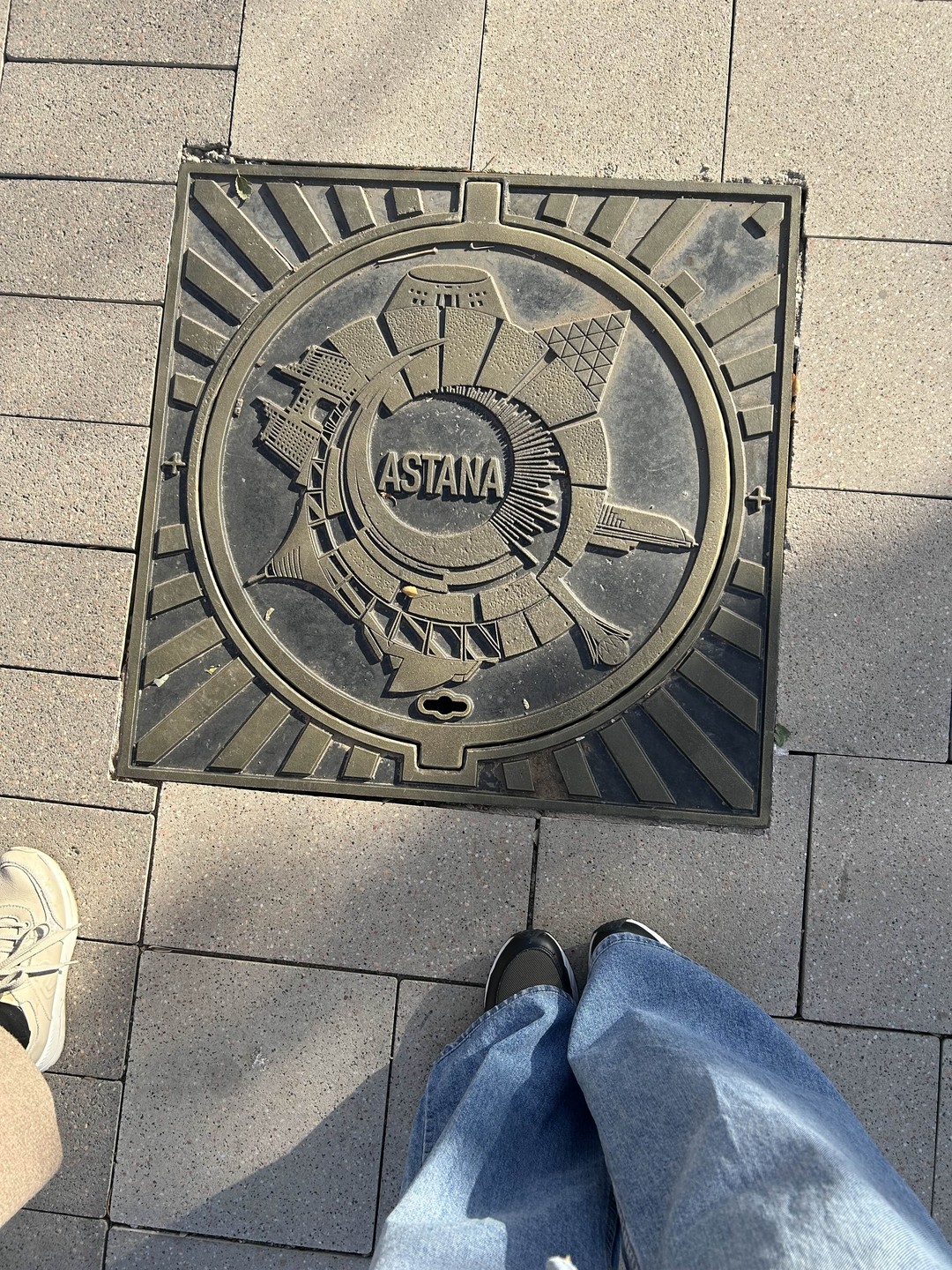 Нам попалась просто потрясающая девушка Жанар. Очень приятная рассказчица. Познакомила и рассказала очень много интересно про