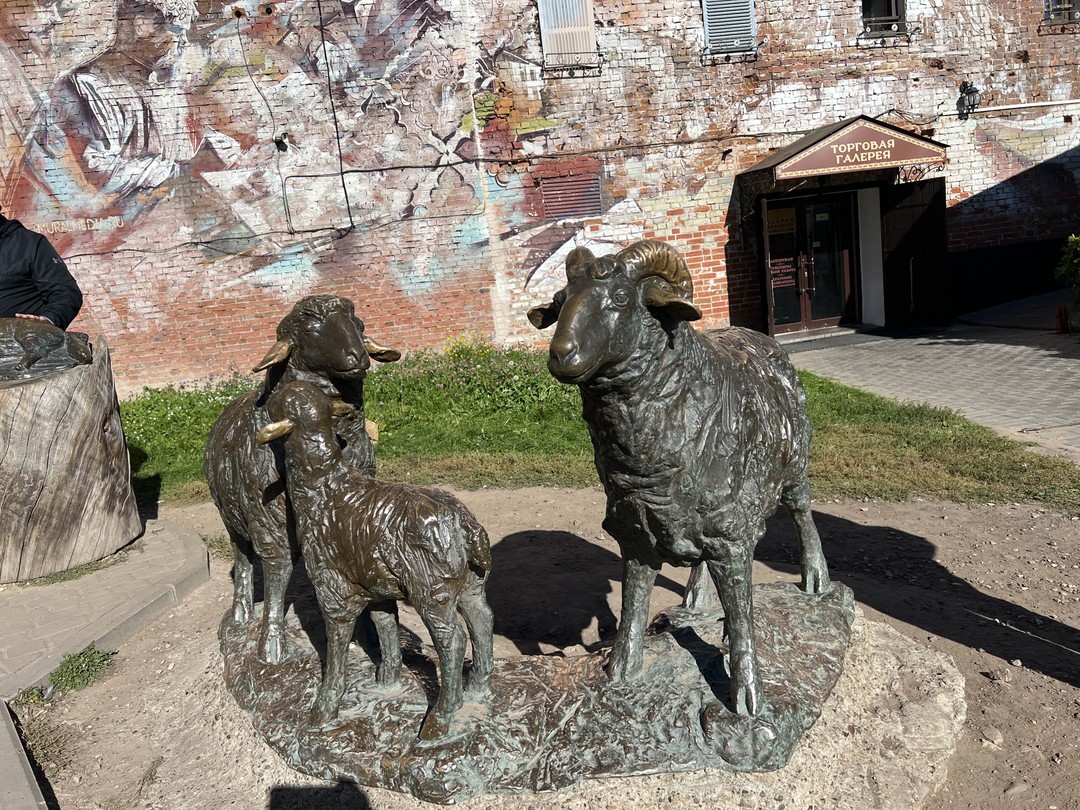 Экскурсовод, Наталья! С приятным голосом отлично знающая материал и очень любящая город, экскурсовод. Спасибо.