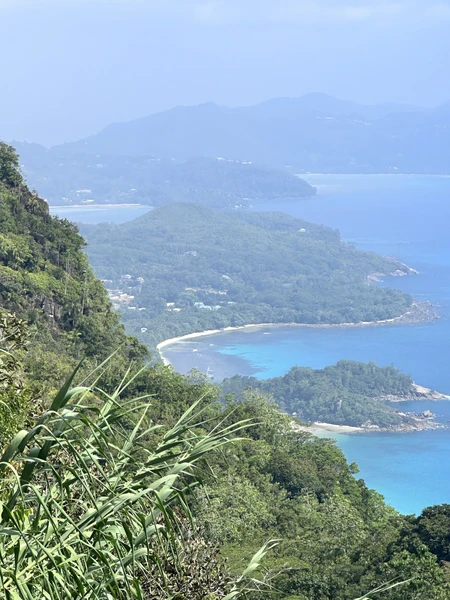 Спасибо Захару за прекрасный день, который мы провели на экскурсии по Маэ. Все четко, ясно, содержательно.