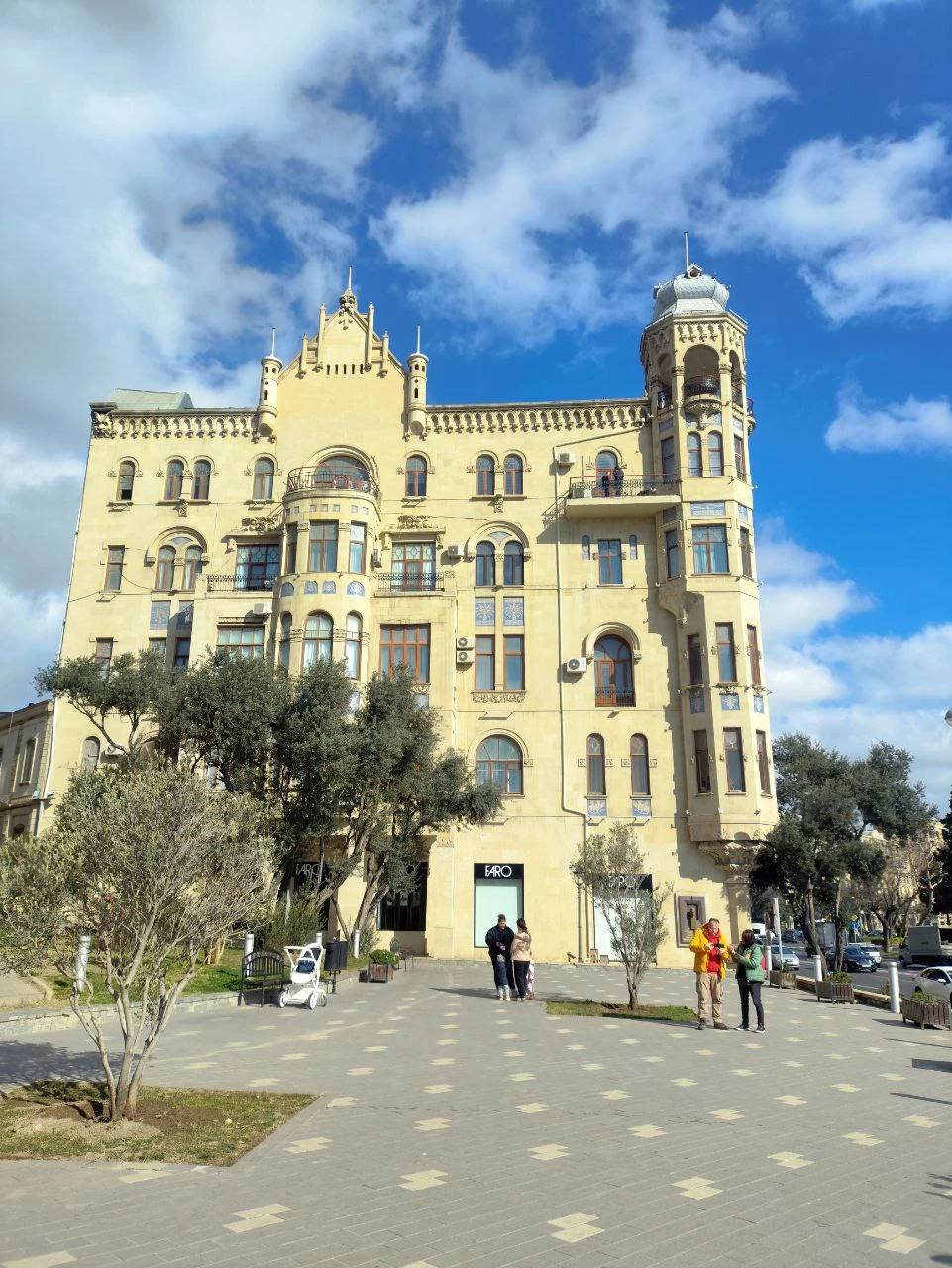 Отлично составленный маршрут. Вахид действительно отлично владеет информацией об истории города и страны в целом. Было