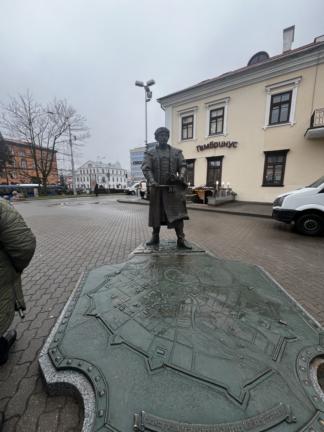 Ярослав выступил в роли гида в рамках двухчасовой обзорной экскурсии по центру Минска. Время пролетело незаметно