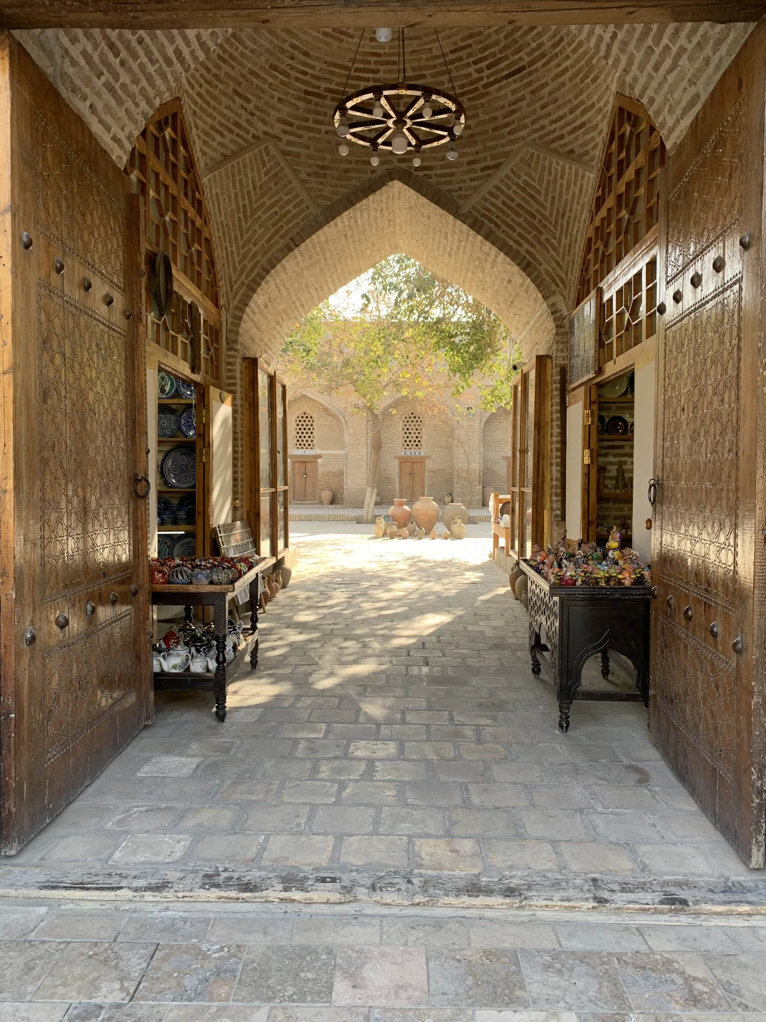 Совершенно чудесно, что мое знакомство с Бухарой началось именно с Ислома! Прекрасный рассказчик и интереснейший собеседник! Влюбилась в Бухару ❤️