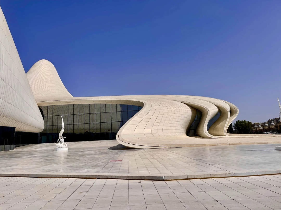 Наиля повела для меня прекрасную экскурсию по футуристическому Баку - много информации, очень доброжелательное отношение и прекрасные фото!