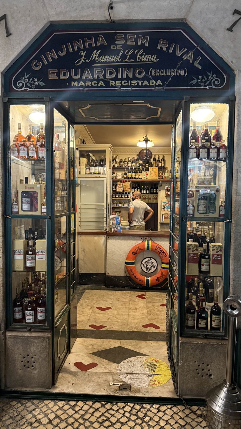 Экскурсия с Галей по пабам Лиссабона — одно удовольствие! 🍷 Атмосфера лёгкая и уютная, будто гуляешь