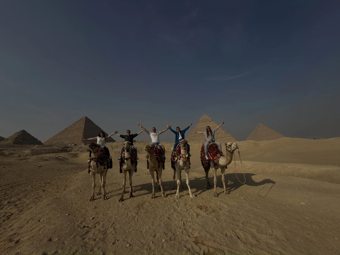 Ахмед просто великолепный гид и человек! О всех деталях договорились заранее, в переписке. Встретил в аэропорту