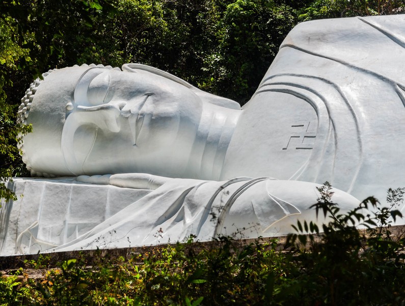 Статуя лежащего Будды