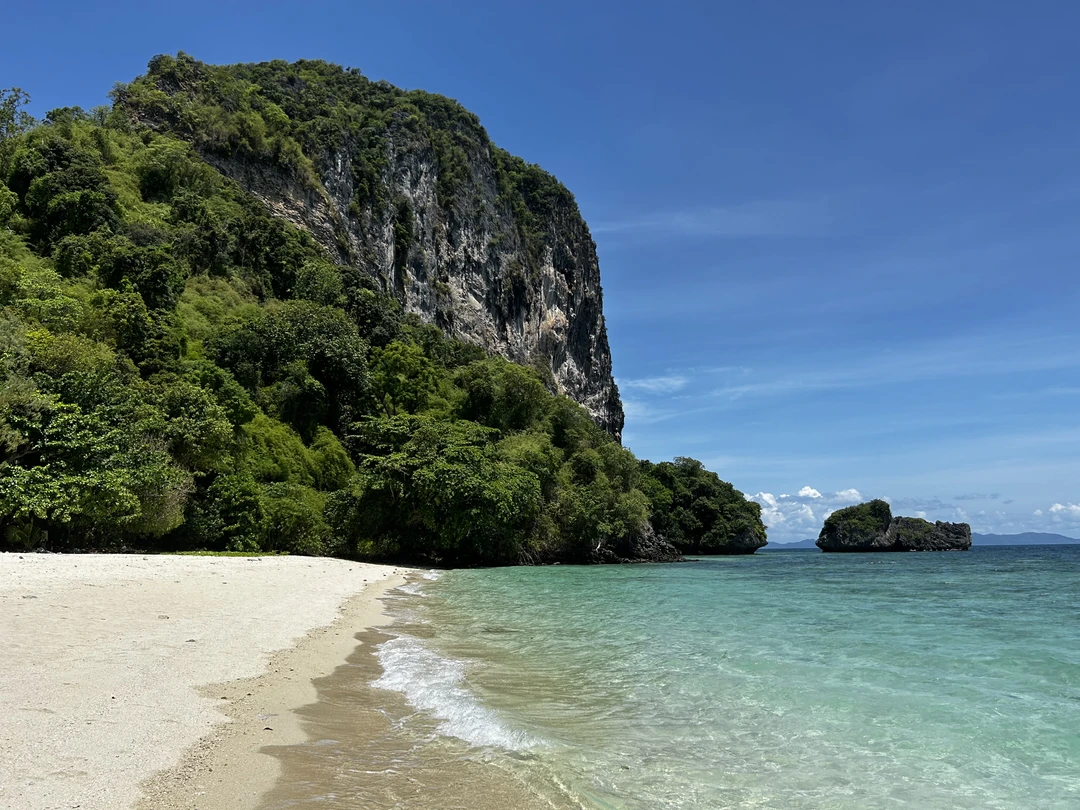 Отличная экскурсия, длительностью с 8:00 до 14:30 (с отеля до отеля). Красивейшие морские виды, теплая изумрудная