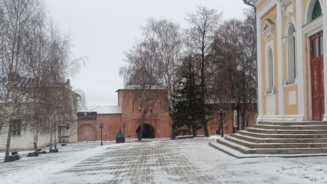 Неторопливо, с чувством, с толком, с расстановкой. Очень много событий и интересных историй о красивом городе