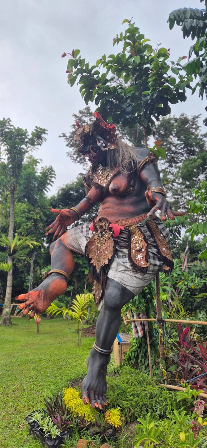 Экскурсия соответствовала ожиданиям. Без проблем немного поменяли программу, заменить парк птицы на водопад. Мади хорошо говорит