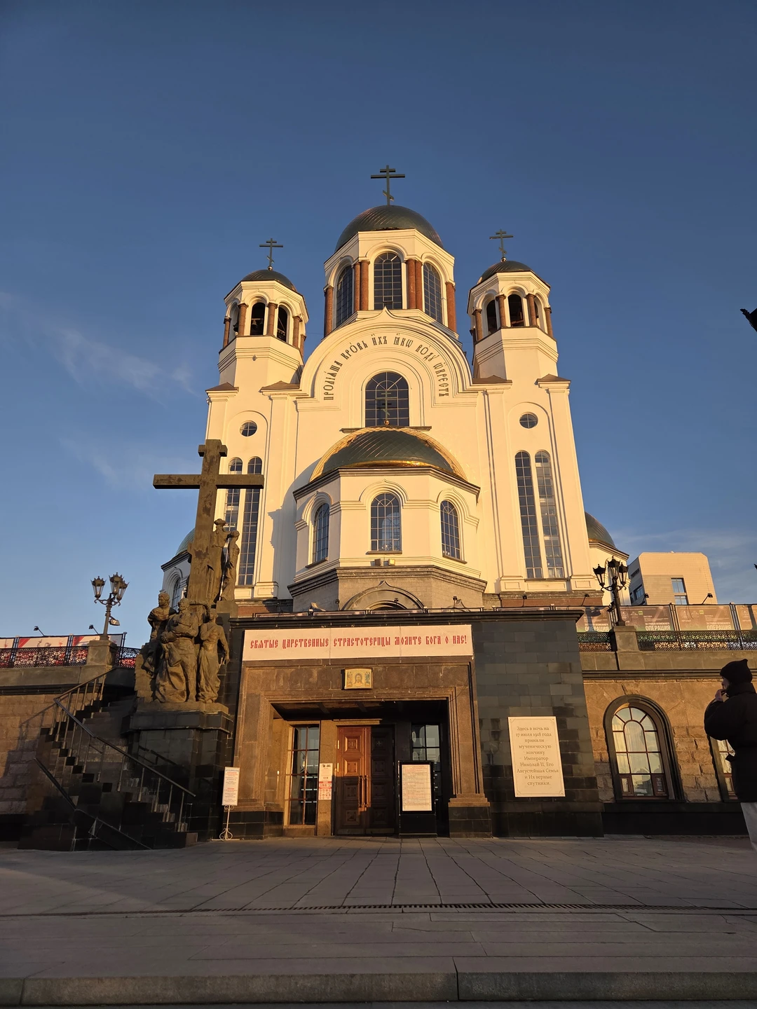 Большое спасибо Владимиру! Очень понравились истории, маршрут. Хорошо подобраны цитаты к маршруту. Гид очень располагает к