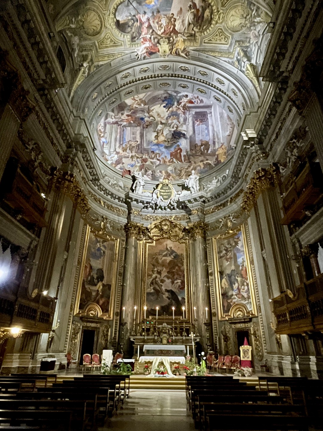 Отличная экскурсия в качестве первого знакомства с Римом! Легко и непринужденно, с интересными деталями, но без лишней информации. Всем советуем!