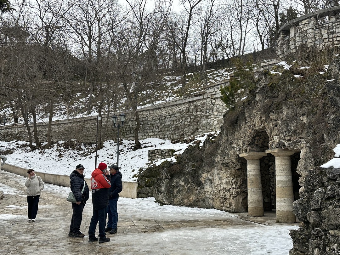 Гид Евгений превзошел все наши ожидания по экскурсии. Мы взрослые люди и много ступенек для нас