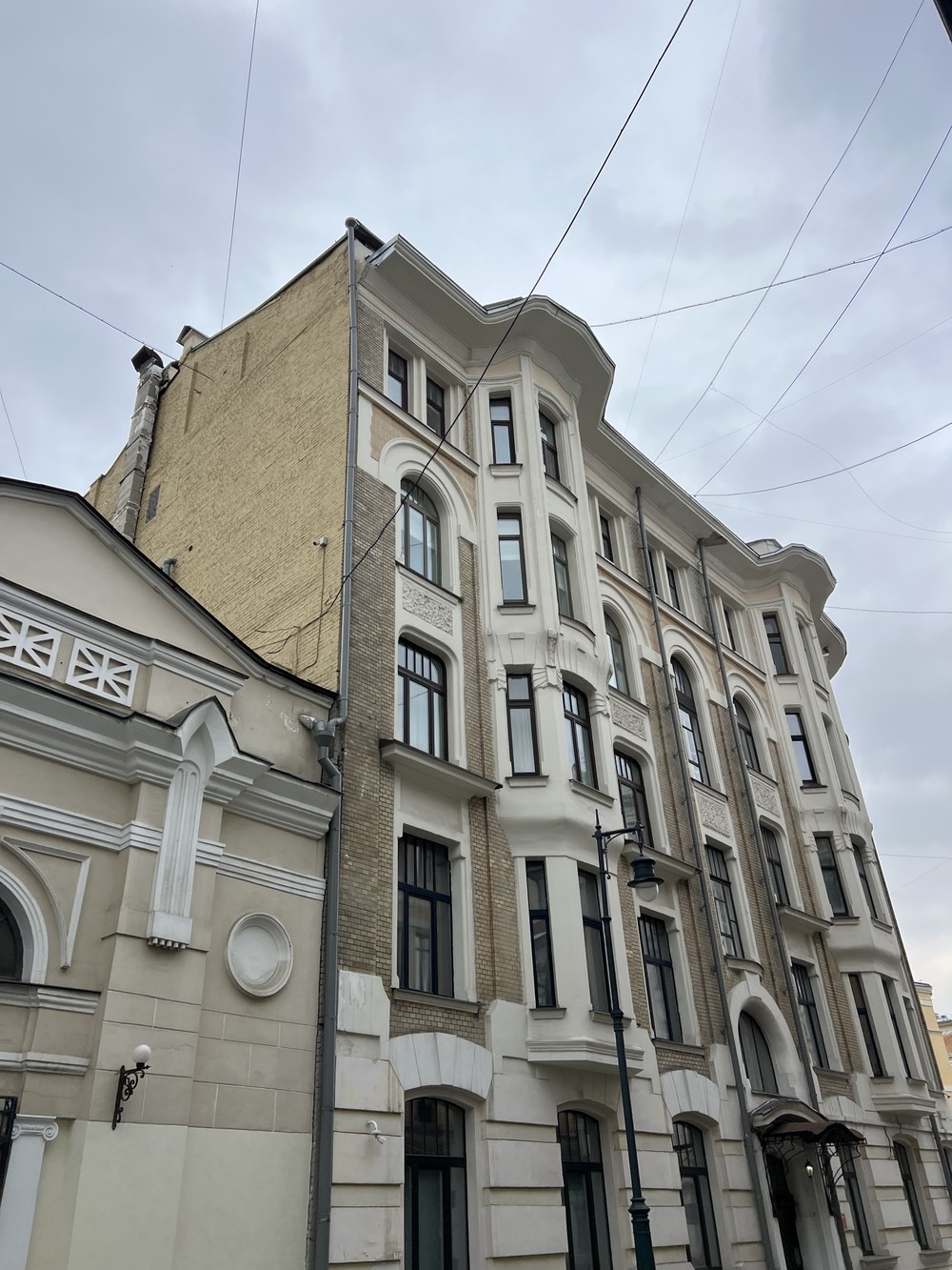 Фото Любовь и стендап на Патриарших прудах
